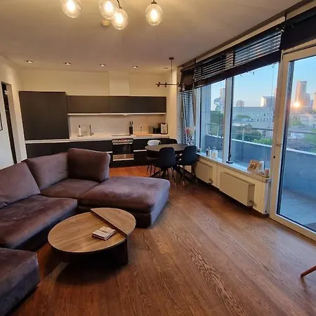 Апартаменти Modern Skyline-view At A Luxury Complex
